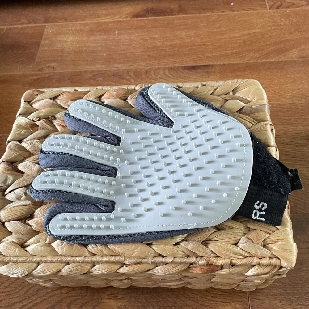 Pet grooming glove